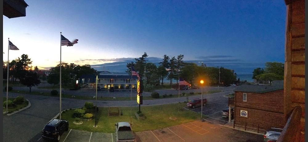 Super 8 By Wyndham Bridgeview Of Макіно-Сіті Екстер'єр фото