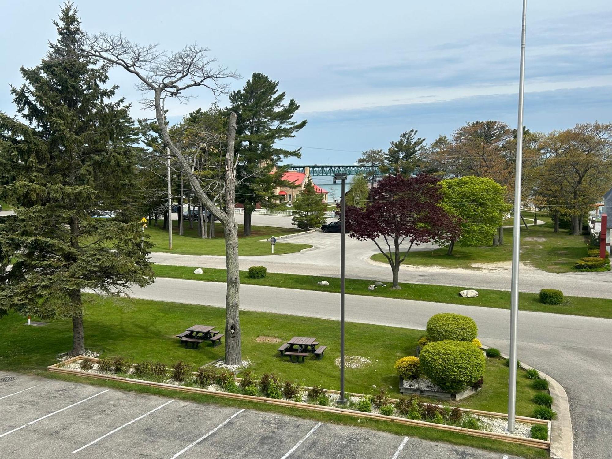 Super 8 By Wyndham Bridgeview Of Макіно-Сіті Екстер'єр фото
