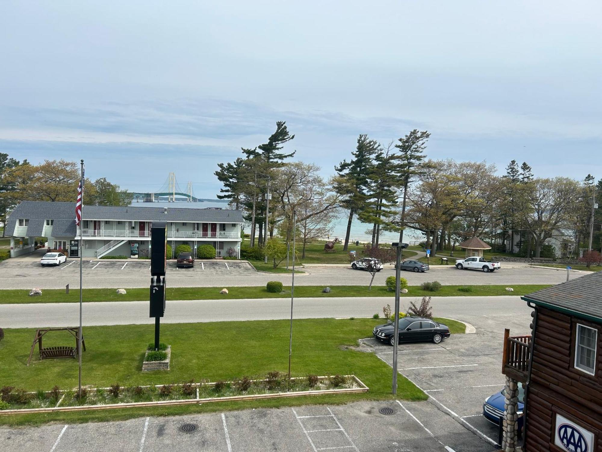 Super 8 By Wyndham Bridgeview Of Макіно-Сіті Екстер'єр фото